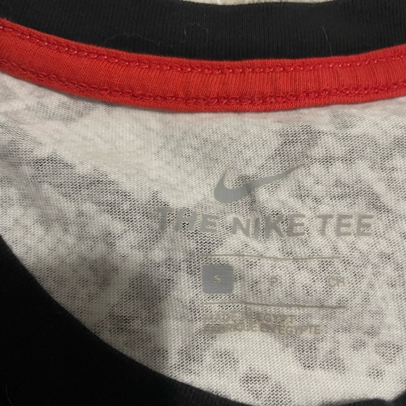 Nib Nike sneakers size 3 and matching top size small in woman very nice set 😍 - Picture 5 of 5